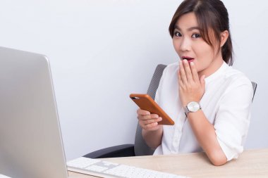Tembel kadın oyun belgili tanımlık smartphone sürpriz vardır