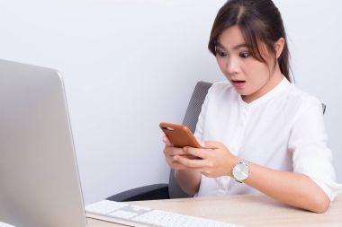 Tembel kadın oyun belgili tanımlık smartphone sürpriz vardır