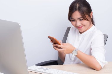 Tembel kadın ofiste smartphone oyun