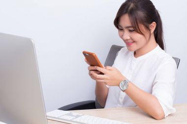 Tembel kadın ofiste smartphone oyun