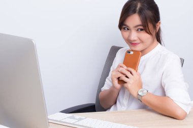 Kadın gizlice oyun belgili tanımlık smartphone ofisindeki aşk dolu