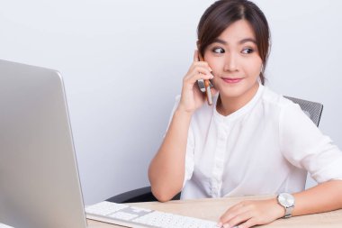 Kadın gizlice oyun belgili tanımlık smartphone ofisindeki aşk dolu