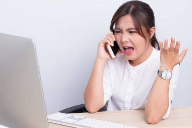 Öfkeli kadın ofiste smartphone kullanın