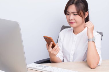Öfkeli kadın ofiste smartphone kullanın