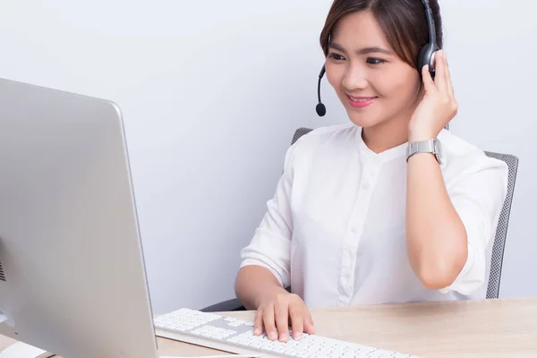 Mujer trabajando en el centro de llamadas se siente feliz —  Fotos de Stock