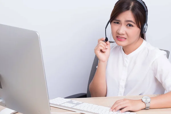 Vrouw die werkt in callcenter ze voelen saai — Stockfoto