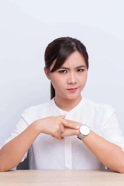 Arg kvinna kontrollera tiden på kontoret — Stockfoto