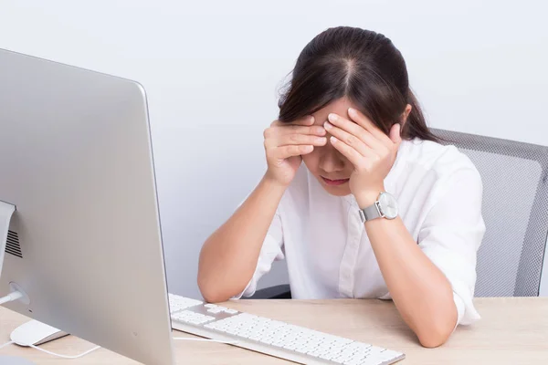 Mujer tomar una siesta en la oficina — Foto de Stock