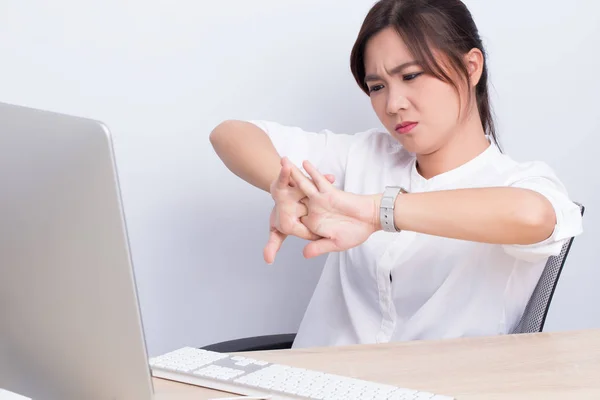 Mulher tem dor de mão do trabalho — Fotografia de Stock