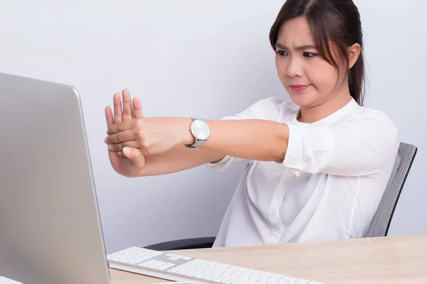 Donna ha dolore al braccio dal lavoro — Foto Stock
