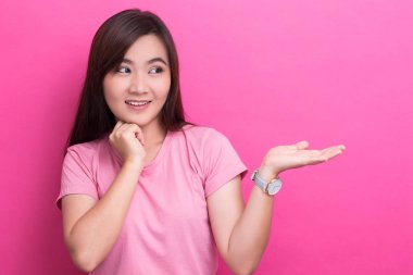 Pembe backgrou izole kopya alanı gösteren Asyalı kadın