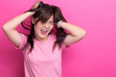 Kızgın kadın bağırıyor ve saçını çekiyor.