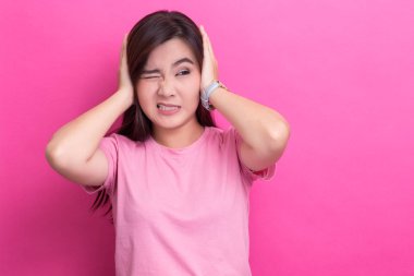 Asyalı kadın kulaklarını kapat