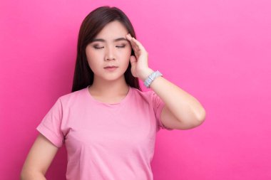 kadın baş ağrısı vardır.