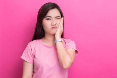 Kadının diş ağrısı vardır