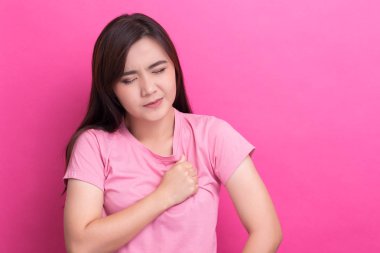 Kadının göğüs ağrısı vardır