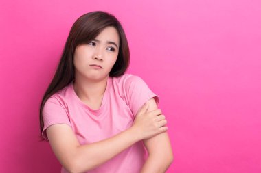 Kadın kol ağrısı vardır