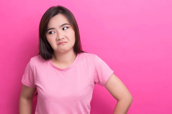 Mulher irritada no fundo isolado — Fotografia de Stock