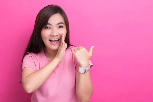Feliz mulher asiática fazer o gesto fofoca — Fotografia de Stock