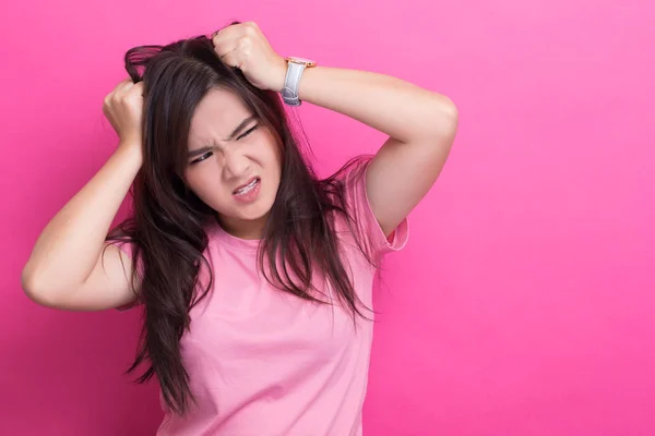 Wściekła kobieta krzyczy i ciągnie za włosy — Zdjęcie stockowe