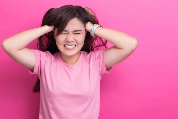 Arg kvinna skriker och drar sitt hår — Stockfoto
