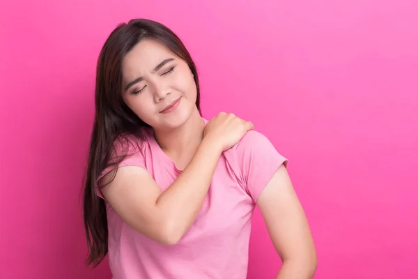 Woman has shoulder pain — Stock Photo, Image