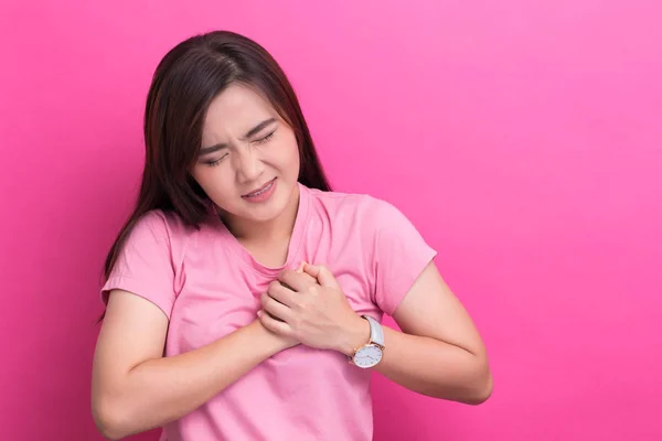 La mujer tiene dolor en el pecho — Foto de Stock