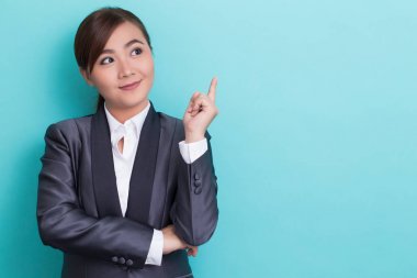 İş kadını pozitif düşünme üzerinde izole arka plana sahiptir.