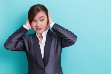 Asyalı kadın kulaklarını kapat