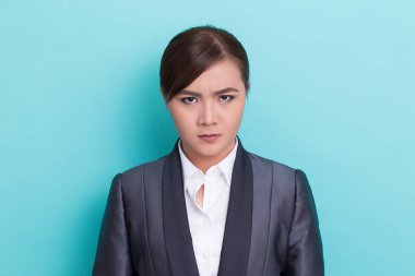 Tecrit edilmiş öfkeli bir kadın.