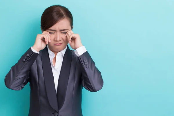 Sorgliga affärskvinna på isolerade bakgrund — Stockfoto