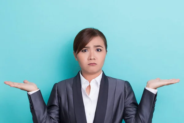 Mujer seria sobre fondo aislado —  Fotos de Stock