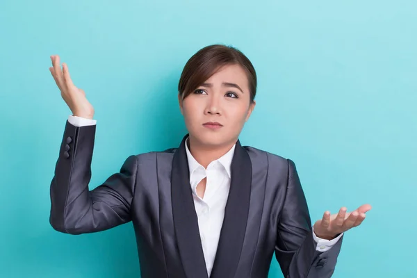 Mujer seria sobre fondo aislado —  Fotos de Stock