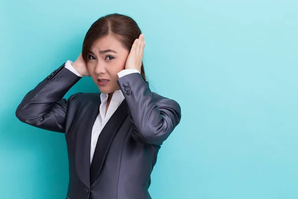 Asiatische Frau schließt ihre Ohren — Stockfoto
