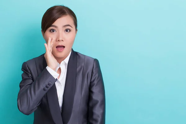 Affärskvinna göra skvaller gest — Stockfoto