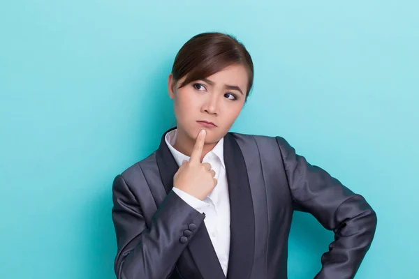 Mujer seria sobre fondo aislado — Foto de Stock