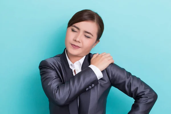 Mujer de negocios tiene dolor de hombro —  Fotos de Stock