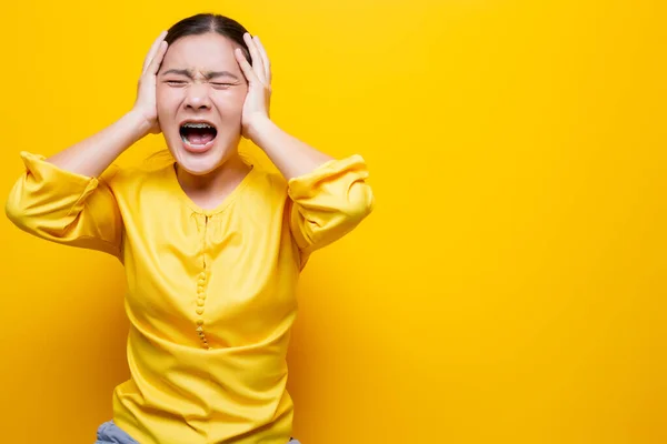 Mulher irritada gritando isolado sobre fundo amarelo — Fotografia de Stock