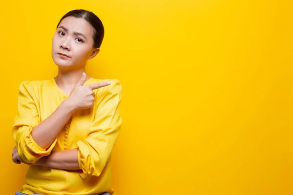 Mujer sentirse confundido aislado sobre fondo amarillo —  Fotos de Stock