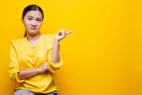 Mujer mostrar asco gesto aislado sobre fondo amarillo — Foto de Stock