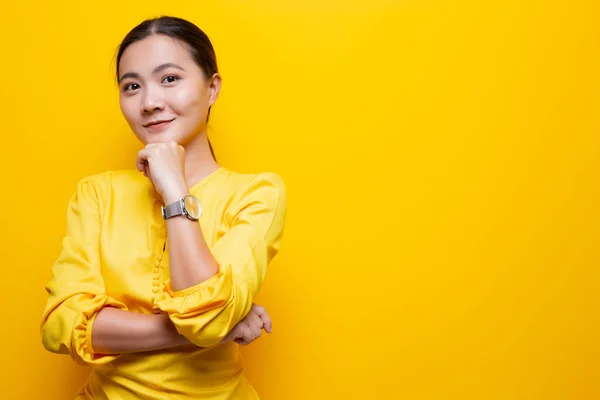 Mutlu kadın düşünüyor ve dikiliyor sarı sırtüstü — Stok fotoğraf