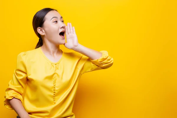 Mujer feliz haciendo gesto grito aislado sobre fondo amarillo —  Fotos de Stock