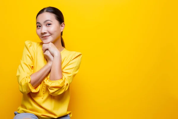 Mujer se siente tímido de pie aislado sobre fondo amarillo —  Fotos de Stock