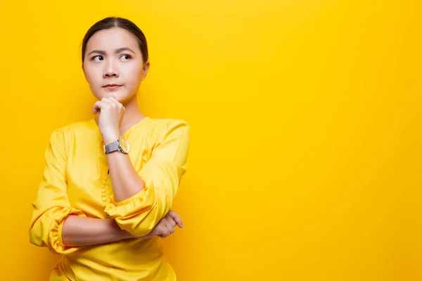 Mulher se sentir confuso isolado sobre fundo amarelo — Fotografia de Stock