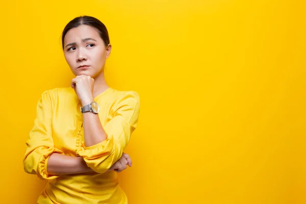 Mujer sentirse confundido aislado sobre fondo amarillo — Foto de Stock