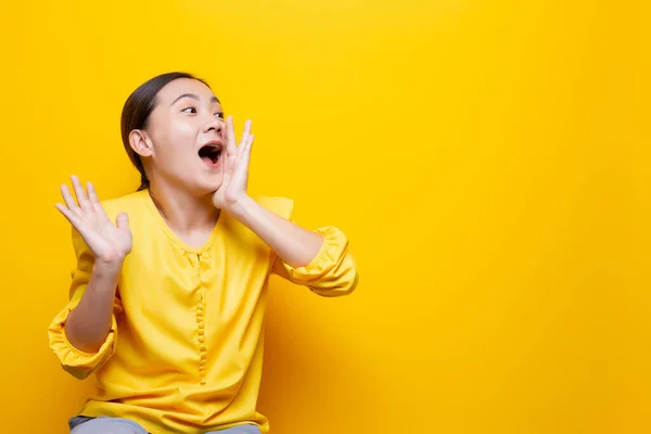 Mujer feliz haciendo gesto grito aislado sobre fondo amarillo —  Fotos de Stock