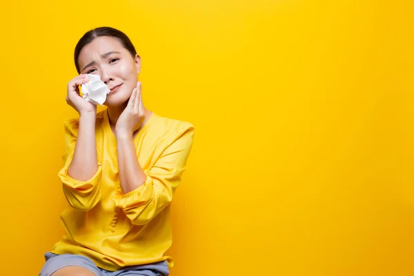 Mujer triste llorando y secándose las lágrimas con papel de seda — Foto de Stock