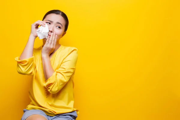 Mulher triste chorando e enxugar suas lágrimas por papel tissue — Fotografia de Stock