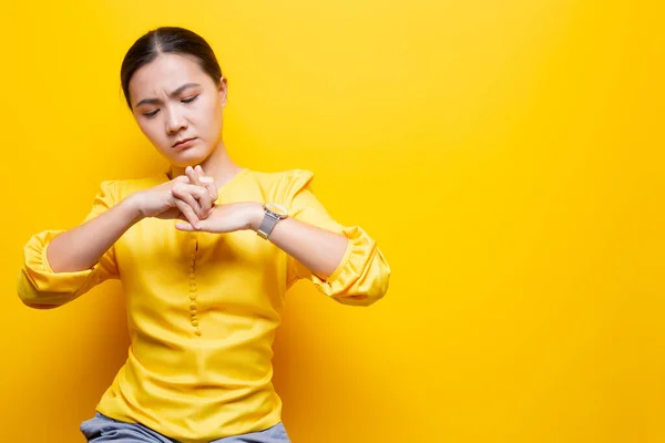 Mujer tiene las manos dolor aislado sobre fondo amarillo —  Fotos de Stock