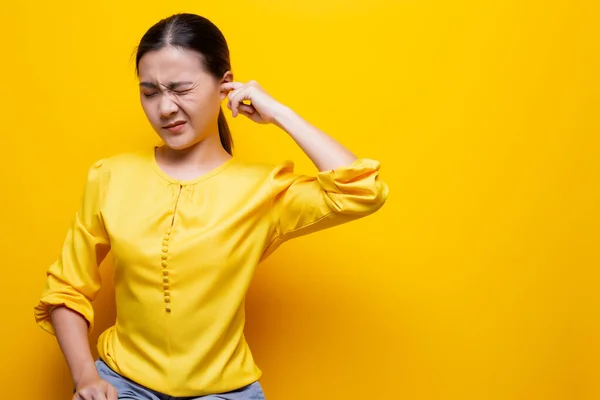 여자 그녀의 귀에 손가락을 넣어 — 스톡 사진